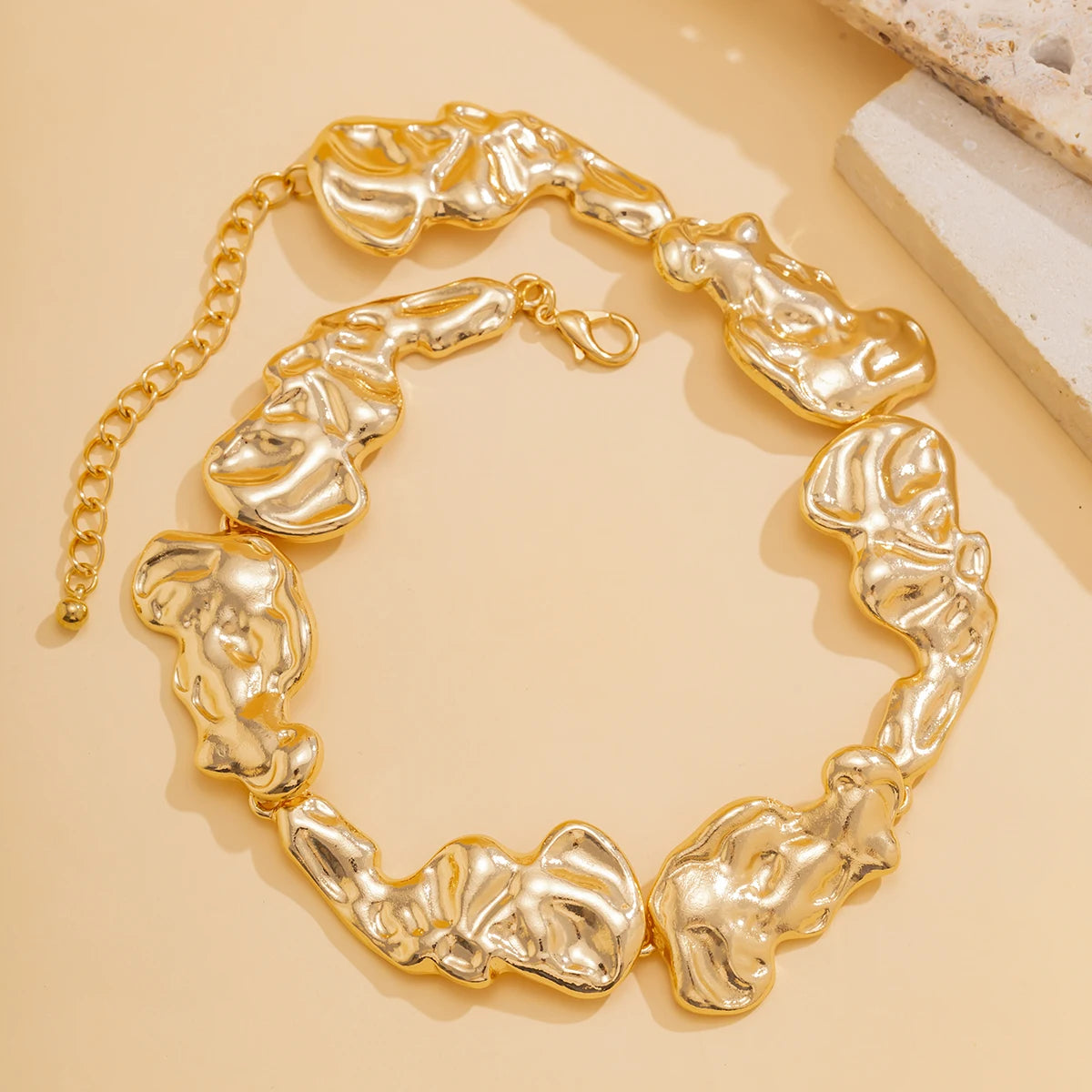 Exaggerated Gold Color Heavy Metal Short Chokers Necklaces for Women Elegant Luxury Irregular Neck Chain Wed Jewelry Accessories