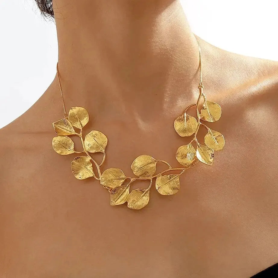 Elegant Design Ginkgo Leaf Chokers Necklace for Women Aesthetic Trend Gold Color Multilayer Blade Collar Banquet Party Jewelry